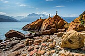 Frankreich, Corse du Sud, Porto, Golf von Porto (UNESCO-Welterbe), Strand von Gradelle, gesäumt von ockerfarbenen Felsen