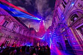 Frankreich, Rhône, Lyon, Stadtteil Vieux-Lyon, historische Stätte, die von der UNESCO zum Weltkulturerbe erklärt wurde, der Innenhof des Rathauses während der Fete des Lumieres (Lichtfest), Tricolor von Ralf Lotting zeigen