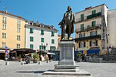 Frankreich, Haute Corse, Corte, der Ort und die Pascal Paoli Statue am Fuße der Altstadt