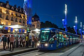Frankreich, Herault, Montpellier, Comedie Place, Straßenbahn neben einem Bahnsteig bei Nacht