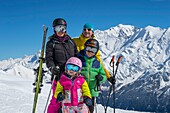 Frankreich, Haute Savoie, Massiv des Mont Blanc, die Contamines Montjoie, die pausierende Familie entspannt sich im Skigebiet