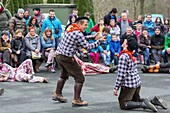 Frankreich, Pyrenees Atlantiques, Baskisches Land, Sainte Engrace, Die Souletine Masquerade (Xiberoko Maskarada) ist ein umherziehender Karnevalsritus, der von Dorf zu Dorf zieht