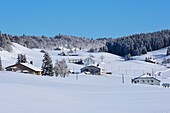 Frankreich, Jura, GTJ, große Juradurchquerung auf Schneeschuhen, verschneite Landschaft und traditionelles Steinhaus auf der Hochebene der Hautes Combes