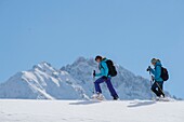 Frankreich, Haute Savoie, Massiv des Mont Blanc, die Contamines Montjoie, Wege rund in Schlägern mit Schnee von den Spuren des Signals und den hohen Gipfeln des Naturschutzgebietes
