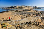 France, Ille et Vilaine, Emerald Coast, Saint Malo, path between the island of Grand Be and the ramparts of the city intramural, accessible only at low tide