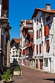 Frankreich, Pyrenees Atlantiques, Bask Counrty, Ciboure, Eine Straße in der Nähe der Kirche