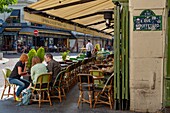Frankreich, Paris, Place de la Contrescarpe, Urlauber sitzen am Tisch in einem Terrassencafé
