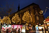 Frankreich, Haut Rhin, Colmar, Place des Dominicains, Dominicains Kirche aus dem 14. Jahrhundert, Weihnachtsmarkt