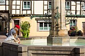 Frankreich, Haut Rhin, Route des Vins d'Alsace, Colmar, Brunnen von Frederic Auguste Bartholdi, gewidmet Lazare de Schwendi und Fassade eines Fachwerkhauses am ehemaligen Zollamtsplatz (Koifhus)