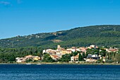 Frankreich, Herault, Balaruc-le-Vieux, Blick auf ein Dorf mit der Lagune von Thau im Vordergrund