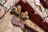 France, Morbihan, Vannes, sculpture Vannes and his wife at the corner of the streets Noe and Pierre Rene Snape