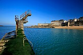 Frankreich, Ille et Vilaine, Smaragdküste, Saint Malo, Tauchbecken von Bon Secours, das natürliche Schwimmbecken des Strandes von Bon Secours