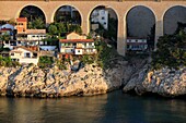 Frankreich, Bouches du Rhone, Die Blaue Küste, Le Rove, Estancan Bucht, die Eisenbahnbrücke (Luftaufnahme)
