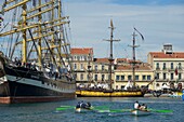 Frankreich, Herault, Sete, Escale a Sete Festival, Fest der maritimen Traditionen, Rennen der traditionellen Reams mit dem Segelboot Kruzensthern im Hintergrund
