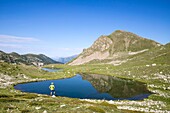 Frankreich, Alpes Maritimes, Nationalpark Mercantour, Haute Vésubie, Wanderung in der Madone des Fenestre-Tals, Wanderer am Rande der Seen von Prals (2280m)