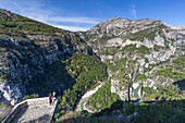 Frankreich, Alpes-de-Haute-Provence, Regionalpark Verdon, Gorges du Verdon, Blick auf den Verdon und die Brèche Imbert vom Aussichtspunkt des Balkons von La Mescla