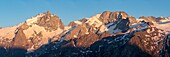 Frankreich, Hautes Alpes, Nationalpark Ecrins, links der Grand Pic de La Meije (3983m), in der Mitte der Râteau (3809m)