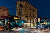 Frankreich, Herault, Montpellier, Pont de Lattes SDtreet, Kreuzung von zwei Straßenbahnen bei Nacht
