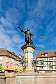 Frankreich, Haut Rhin, Route des Vins d'Alsace, Colmar, Brunnen von Frederic Auguste Bartholdi, der Lazare de Schwendi gewidmet ist, und Fassade eines Fachwerkhauses auf dem ehemaligen Zollamtplatz (Koifhus)