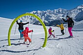 Frankreich, Haute Savoie, Massiv des Mont Blanc, die Contamines Montjoie, auf den Skipisten in Familie im Ludo-Park und dem höchsten Gipfel Europas,
