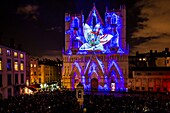 Frankreich, Rhone, Lyon, Stadtteil Vieux-Lyon, historische Stätte, die von der UNESCO zum Weltkulturerbe erklärt wurde, die Kathedrale von Lyon (Cathedrale Saint-Jean-Baptiste de Lyon) während der Fete des Lumieres (Lichtfest), Ausstellung Pigments De Lumière von Nuno Maya und Carole Purnelle