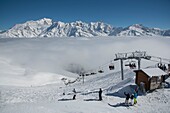 Frankreich, Haute Savoie, Massiv des Mont Blanc, die Contamines Montjoie, auf dem Gipfel des Resorts, der Sessellift der Needle Croche und Mont Blanc
