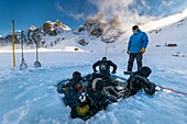 France, Isère (38), Belledonne, Chamrousse, Robert lakes, a team of divers, goes up from under the ice - Dive Xtreme