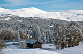 Frankreich, Jura, GTJ große Überquerung des Jura auf Schneeschuhen, die Kapelle von Cariche oberhalb von Molunes mit den hohen Gipfeln des Jura einschließlich Colomby de Gex