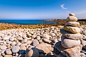 Frankreich, Cotes d'Armor, Rosa Granitküste, Pleumeur Bodou, Küstenlinie und Steinhaufen, Insel Grande