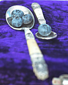 Heidelbeeren auf Silberlöffel