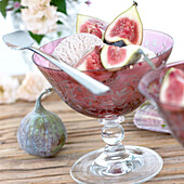 Schale mit Feigen und Speiseeis