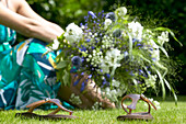 Frau hält Blumenstrauß mit Sommerblumen