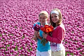 Mädchen in Blumenfeldern