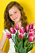 Mädchen hält Tulpen