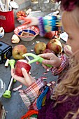 Mädchen schälen Äpfel