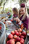 Kinder schälen Äpfel