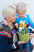 Mutter und Tochter mit Krokus in der Hand