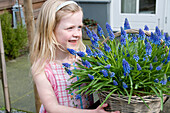 Mädchen mit Muscari in der Hand