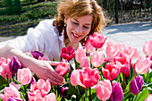 Frau schaut auf Tulpen