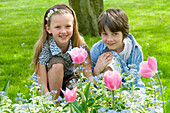 Junge und Mädchen im Frühlingsgarten