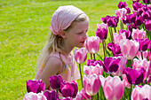 Mädchen riecht an Tulpen