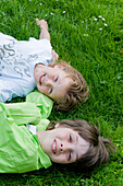 Kinder im Gras liegend