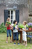 Kinder mit Gemüsepflanzen
