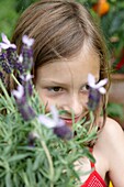 Mädchen mit Lavendel