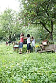 Spielende Kinder im Obstgarten