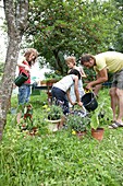 Gießen von Pflanzen im Garten