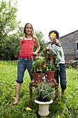 Spielende Kinder im Garten