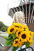 Frau hält Sonnenblumen