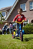 Spielende Kinder im Garten