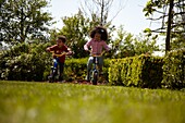 Spielende Kinder im Garten